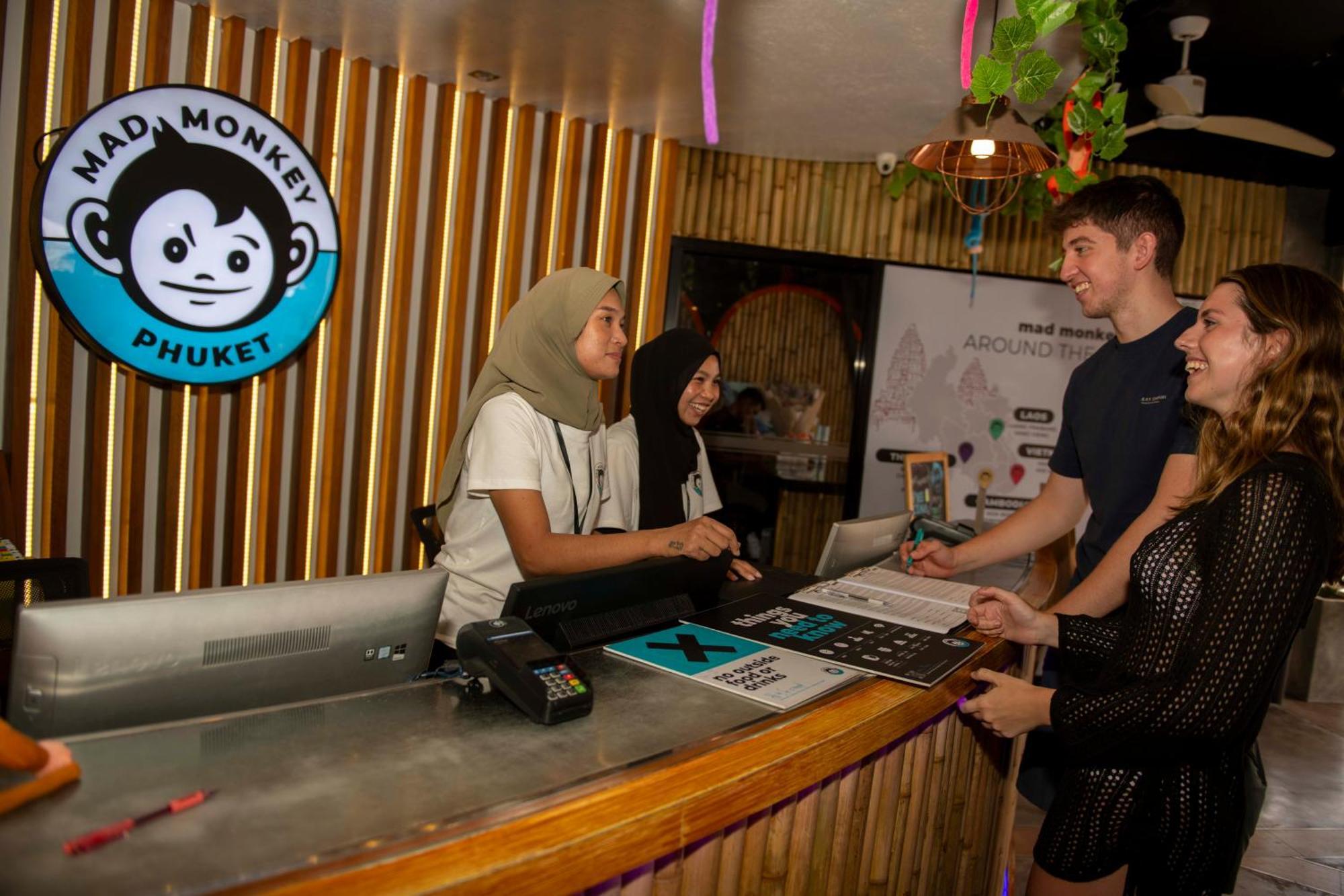 Хостел Mad Monkey Phuket Patong Екстер'єр фото